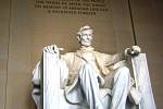 Na opačné straně National Mall než se vypíná Capitol stojí Lincolnův památník