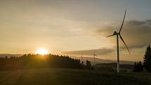 Větrné elektrárny ve Zlaté Olešnici na Trutnovsku.