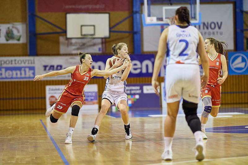 Utkání 7. kola RENOMIA ŽBL basketbalistek: BK Loko Trutnov - BLK Slavia Praha (79:82).