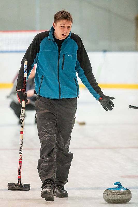 Na zimním stadionu v Trutnově se hrál v sobotu Krkonošský pohár v curlingu.