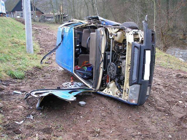 V obci Prosečné na Trutnovsku došlo ve čtvrtek kolem jedné odpoledne k vážné dopravní nehodě. Nákladní auto se čelně střetlo s osobním vozem Škoda Favorit. V osobním automobilu jela žena s malým dítětem. Došlo ke zranění řidičky, dítě bylo do nemocnice.