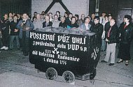 Vytažení posledního vozu s uhlím v radvanickém dolu Kateřina II. Snímek vznikl 1.dubna 1994 v 6 hodin a 15 minut.