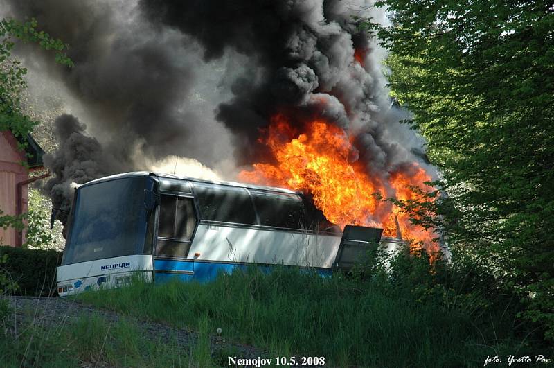 U Nemojova na Královédvorsku zcela vyhořel zájezdový autobus