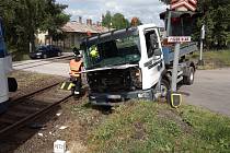 Ve čtvrtek dopoledne došlo na železničním přejezdu v Hostinném ke srážce menšího nákladního vozu s vlakem.