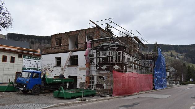 Město Pec pod Sněžkou bourá zchátralý bývalý hotel Uran ve Velké Úpě.