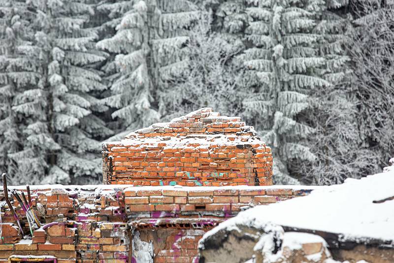 Vyhořelá chata Bažina v Peci pod Sněžkou.