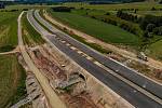 Výstavba polské rychlostní silnice S3 v červnu 2022 v Lubawce. Na českých hranicích v Královci končí v polích.
