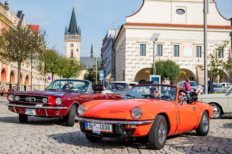 Veteran Car Club Dvůr Králové nad Labem pořádal přehlídku a jízdu historických vozidel Než vypustíme vodu z chladiče.