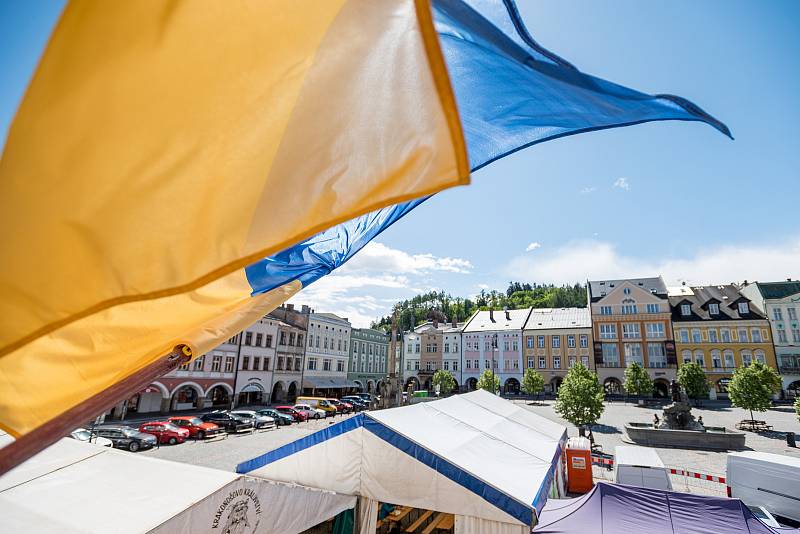 Lidé vyrazili v sobotu na Trutnovské vinařské slavnosti na Krakonošově náměstí.