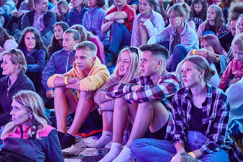 Koncert písničkáře Pokáče zahájil Kulturní léto na Štěrbově vile na Přehradě Les Království.