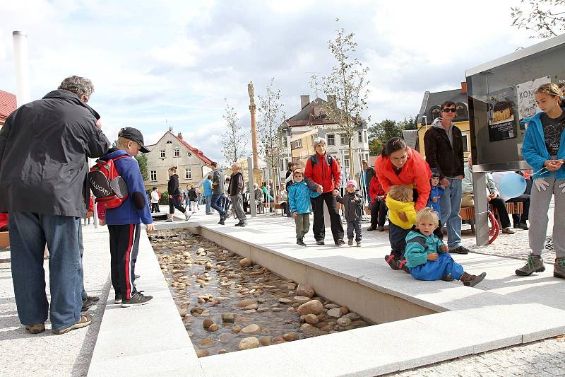 Slavnostní otevření opraveného náměstí Míru ve Vrchlabí.