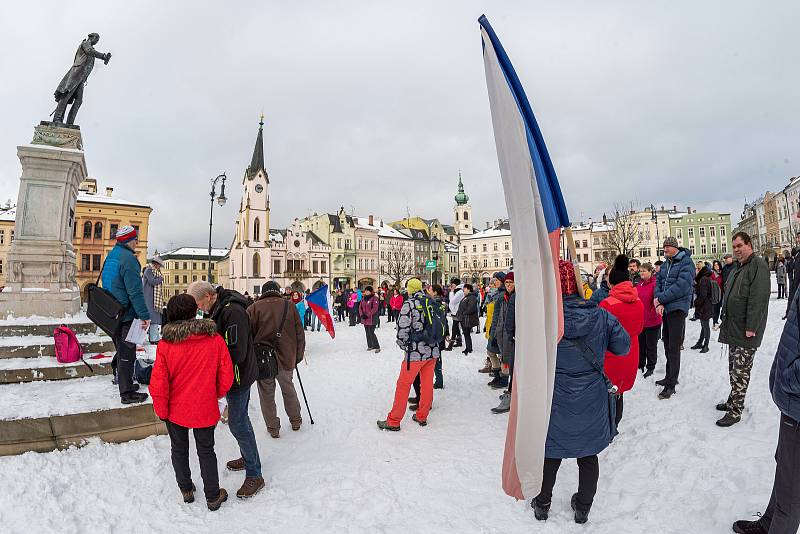 Demonstrace odpůrců protipandemických opatření v Trutnově na Krakonošově náměstí v neděli 23. ledna.