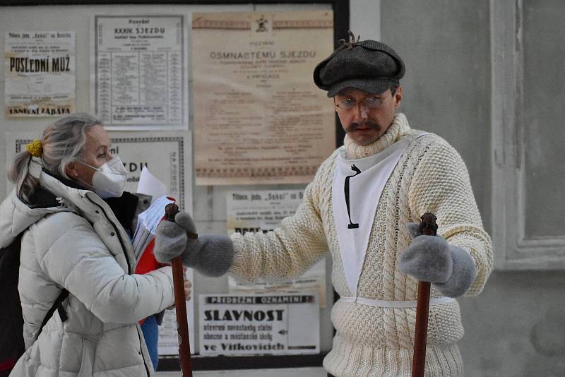 Natáčení filmu Poslední závod, které vypráví příběh lyžařů Hanče, Vrbaty a Ratha, na náměstí v Hostinném v neděli 28. února.