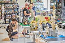 V malé tělocvičně ZŠ R. Frimla v Trutnově se koná výstava modelů ze stavebnic LEGO.