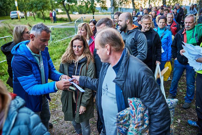 Jaromír Nohavica zpíval lidem na louce v Bílé Třemešné za Štěrbovou vilou.