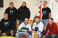 Na novou hernu dětské oddělení trutnovské nemocnice přispěli společně také fanoušci, hráči a trenéři trutnovského hokeje.