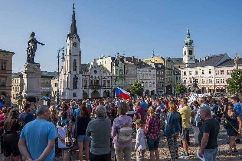 Protest proti Andreji Babišovi v Trutnově na Krakonošově náměstí.