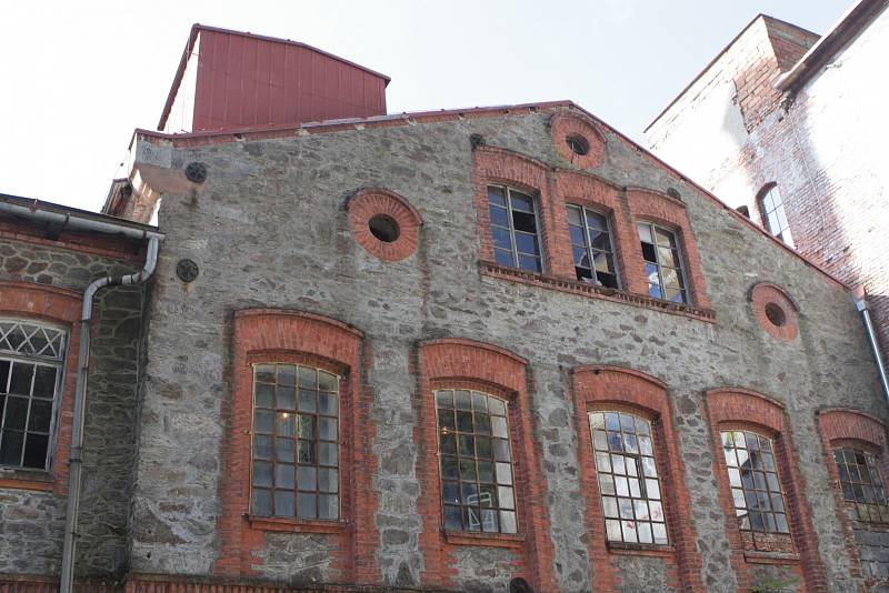 Den otevřených dveří v bývalé Dixově brusírně dřeva v Temném Dole přilákal stovky zájemců o prohlídku historické fabriky z roku 1868.