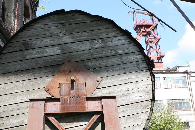 Obrovskou historii má hornictví na Žacléřsku, uhlí se tam dolovalo 422 let.  Jeho dějiny popsal Jiří Mauer.