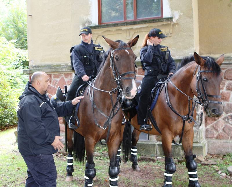 Na trutnovské faře vozíčkárům předvedli zásahy policisté na koních