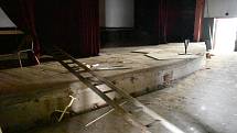 Takhle vypadá kino v Hostinném v současné době. Uzavřené je od roku 2013, kdy ho poničila povodeň.