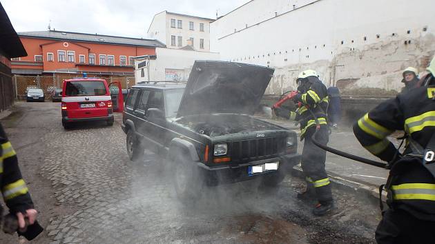 Jedno auto se převrátilo na kruhové křižovatce, druhá málem shořelo.