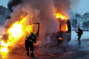 K požáru mikrobusu vyjížděly v úterý 29. listopadu ráno do Mladých Buků tři jednotky hasičů.