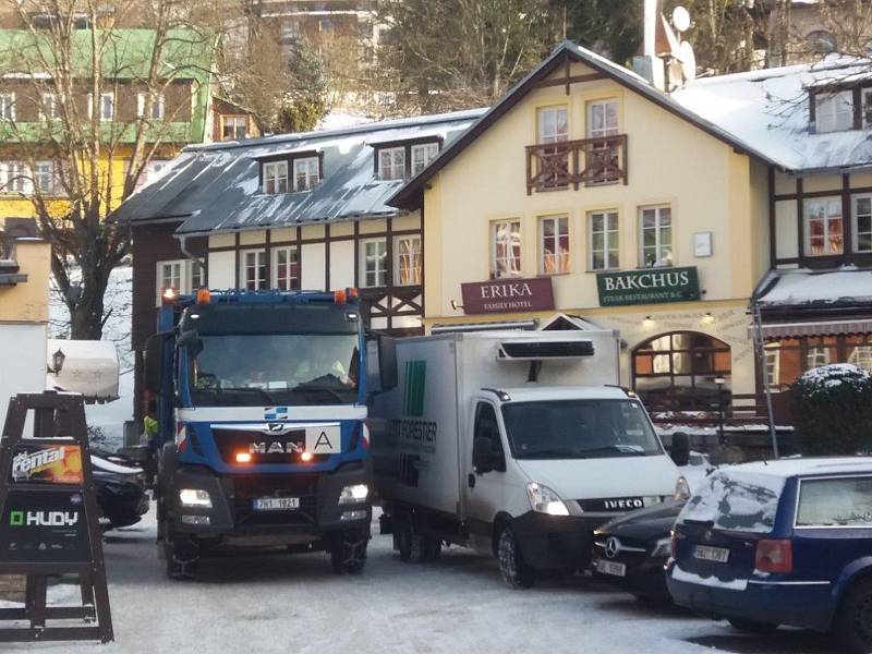 Vánoční svátky znamenají pro popeláře nejvytíženější období v roce. Obzvláště na horách je to pořádná fuška.