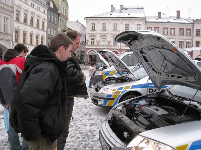 Policie představila veřejnosti nová policejní auta