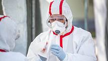 Nemocnice v Trutnově začala v pondělí odebírat a zpracovávat vzorky na koronavirus.