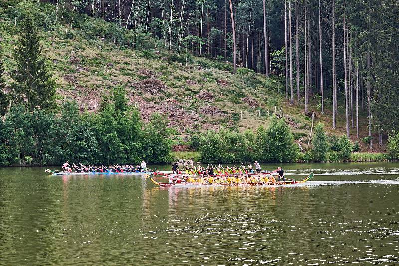 V trutnovském kempu Dolce se konal v sobotu 12. ročník závodů dračích lodí.