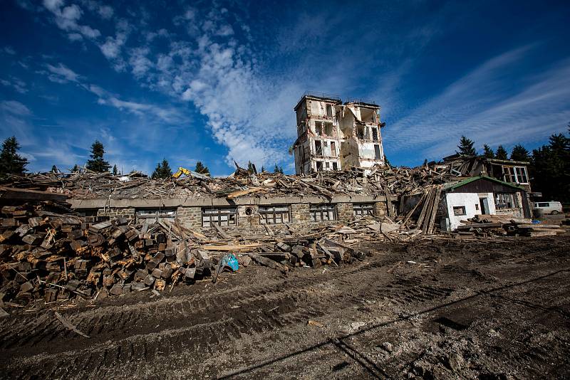 Demolice Sokolské boudy na Černé hoře v Krkonoších.