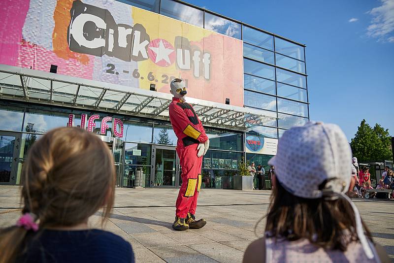 Španělský klaun Murmuyo při vystoupení v Trutnově při festivalu Cirk-UFF.