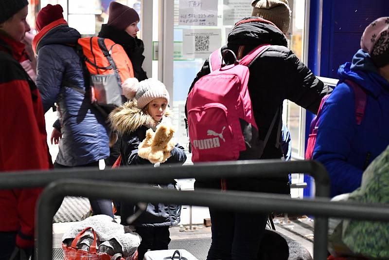 Situace v uprchlickém táboře v polském městě Przemyśl u hranic s Ukrajinou, kudy se denně valí stovky lidí utíkajících před válkou.