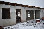 Stavba letního koupaliště v Hostinném pokračuje i v zimě.