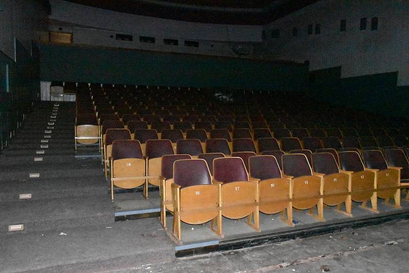 Takhle vypadá kino v Hostinném v současné době. Uzavřené je od roku 2013, kdy ho poničila povodeň.