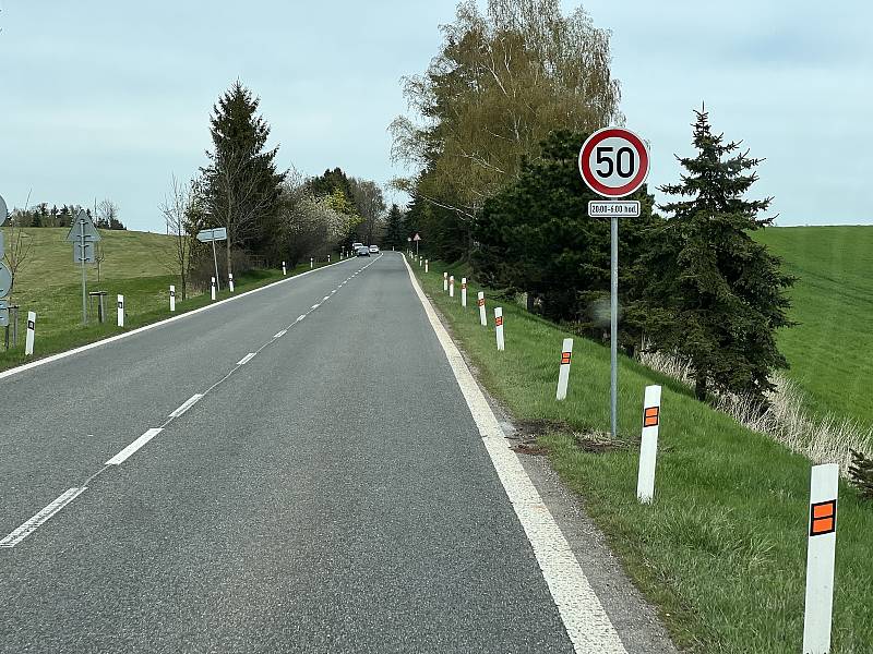 Nové dopravní značení u Výšinky varuje řidiče před výskytem krav.