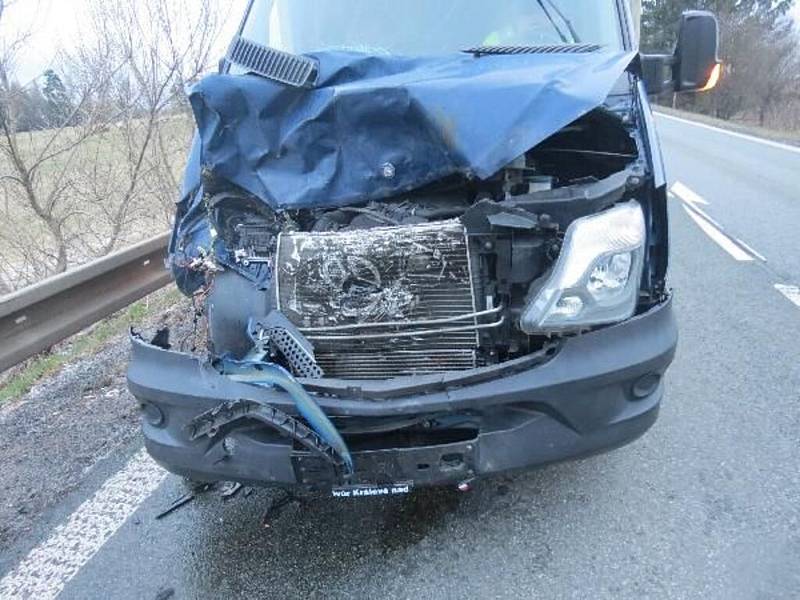 Takhle dopadl Mercedes na silnici mezi Výšinkou a Stříteží, jemuž vběhlo letos 1. dubna do cesty tele.