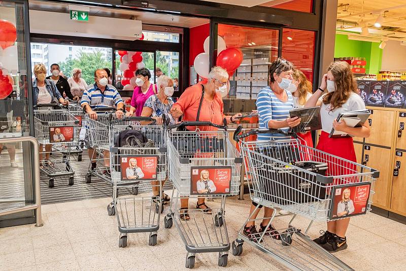 Trutnovská prodejna obchodního řetězce Kaufland přivítala ve středu 14. července první zákazníky při otevření po rekonstrukci.