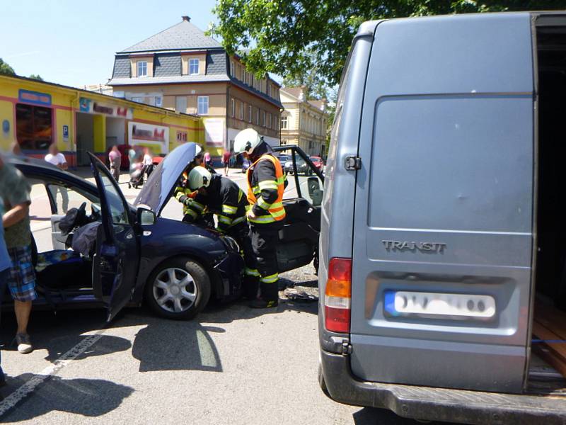 Střet dacie a fordu v Trutnově - Horním Starém Městě.