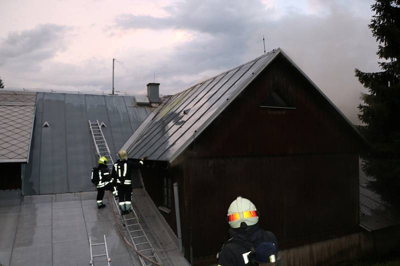Požár chaty v Krkonoších na Horních Lysečinách.