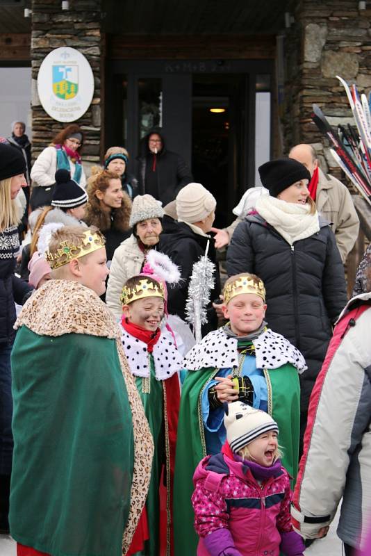 Také na horách se lidé zapojili do celonárodní tříkrálové sbírky, sešli se u Erlebachovy boudy.