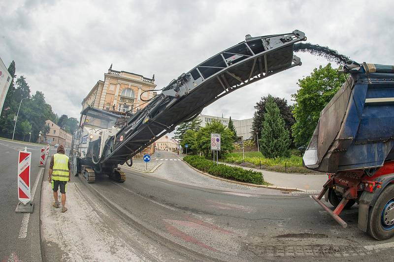 Oprava silnice u kruhového objezdu u kina v Trutnově.