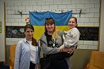 Paní Aňa s dcerou Angelou zamířily do Trutnova z rozbombardového ukrajinského Charkova. V komunitním centru se jim věnuje Mariia Bilonozhenko (vlevo).