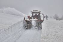 Frézování cesty na Labskou boudu v Krkonoších. Sněžná fréza se ve čtvrtek prokousávala sněhovými bariérami u mohyly Hanče a Vrbaty.