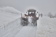 Frézování cesty na Labskou boudu v Krkonoších. Sněžná fréza se ve čtvrtek prokousávala sněhovými bariérami u mohyly Hanče a Vrbaty.