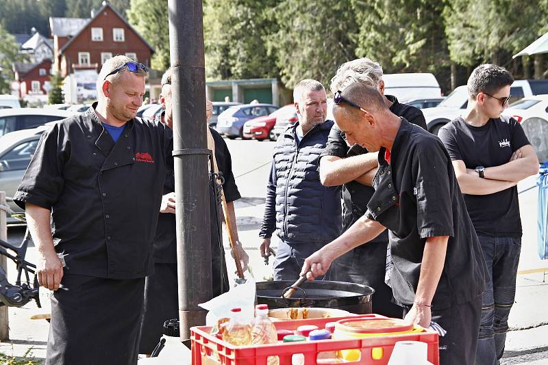 Gastronomická soutěž Krakonošův guláš byla letos jiná než v předchozích ročnících, vařilo se na různých místech Pece pod Sněžkou.