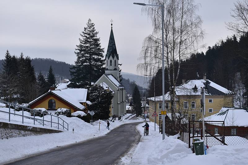 Vjezd do lázeňské zóny v centru Janských Lázní je zpoplatněn.