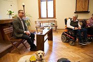 Nejvyšší státní zástupce Pavel Zeman navštívil Klub vozíčkářů Trutnov.