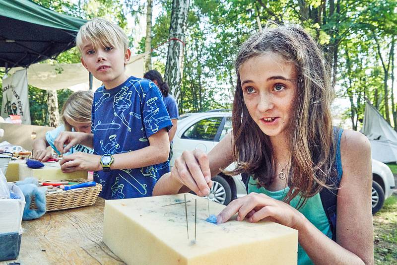 Z pátečního programu trutnovského festivalu Artu Kus na Bojišti.